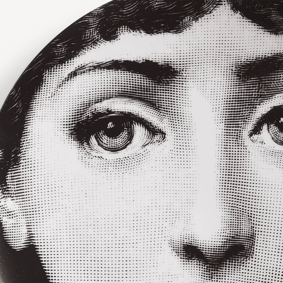 Assiette murale Fornasetti Tema e Variazioni n.137 de Fornasetti | Maison Territo
