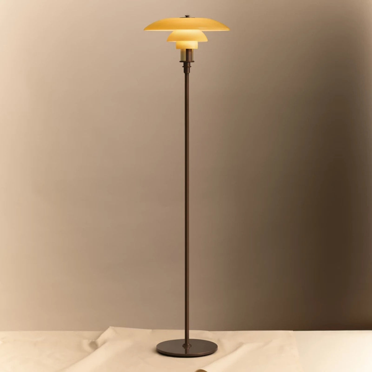 Lampe sur pied PH 3½-2½ en laiton vieilli de Louis Poulsen