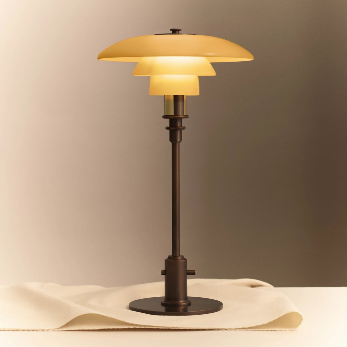 Lampe de table laiton vieilli PH 2/1 de Fendi Casa