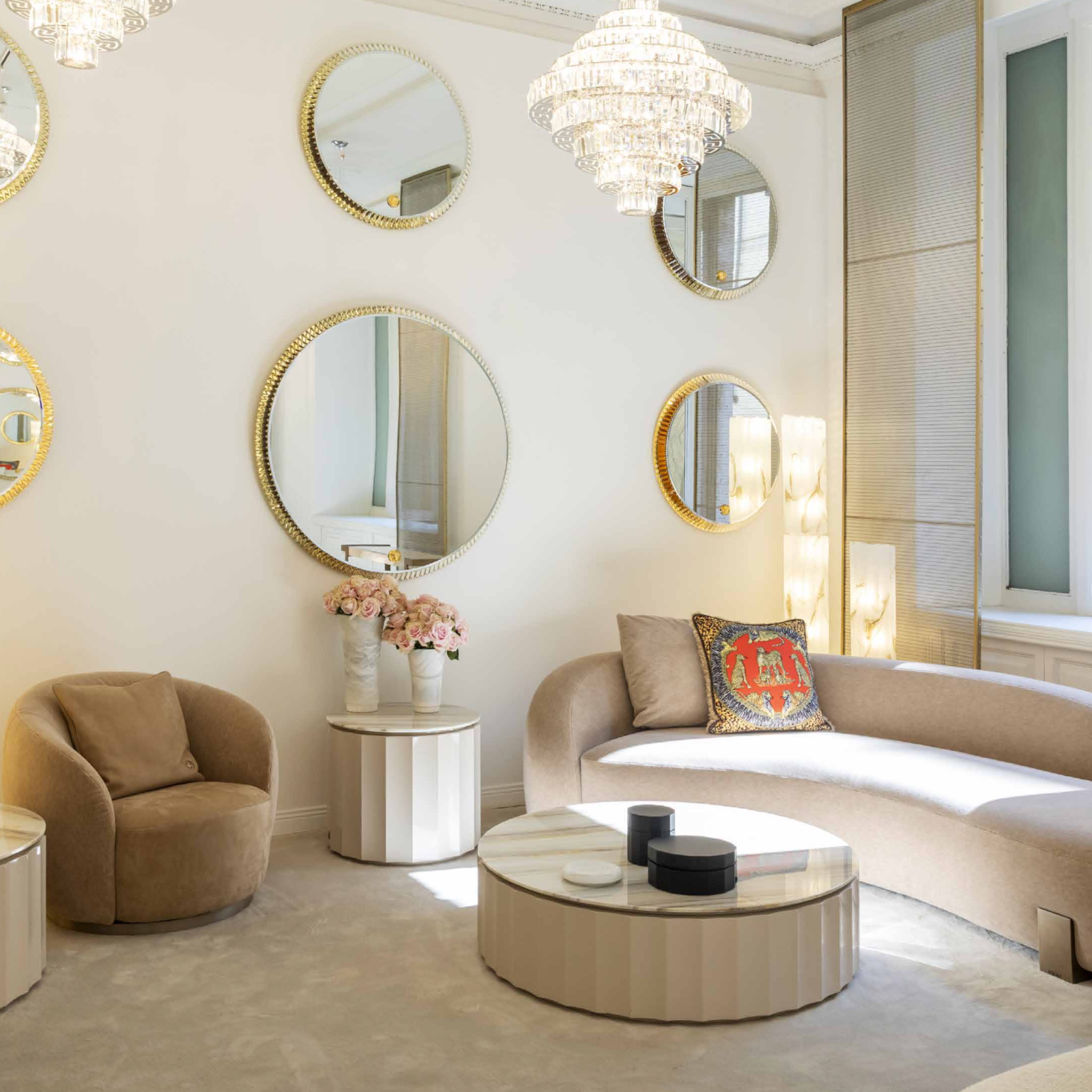 Acropolis side table by Versace Home | Maison Territo Acropolis side table by Versace Home | Maison Territo