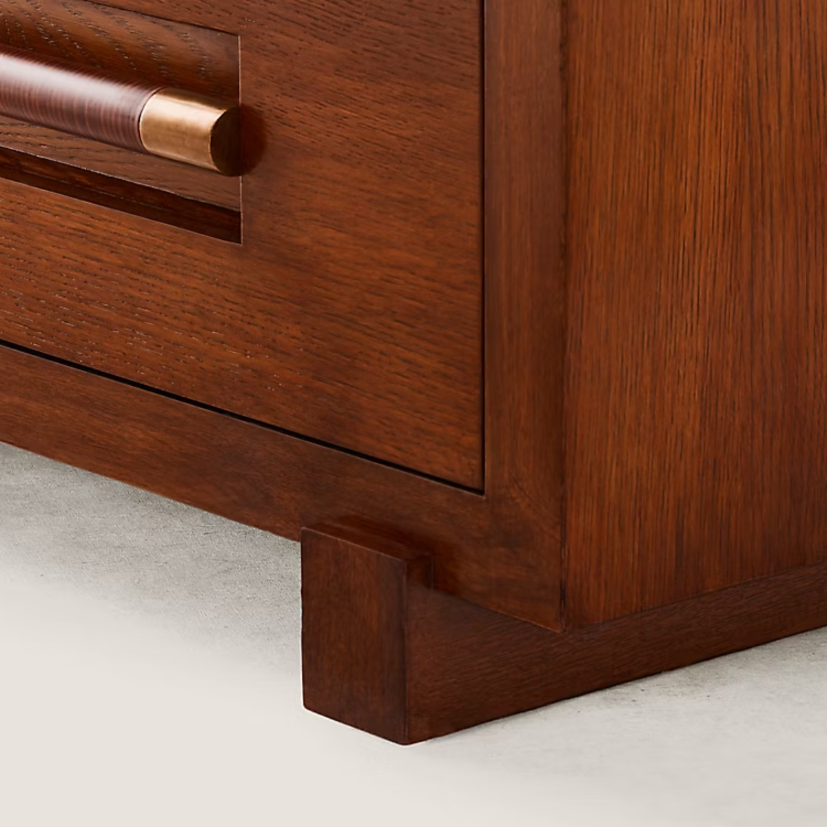Table de chevet Milbank 3 tiroirs de Ralph Lauren