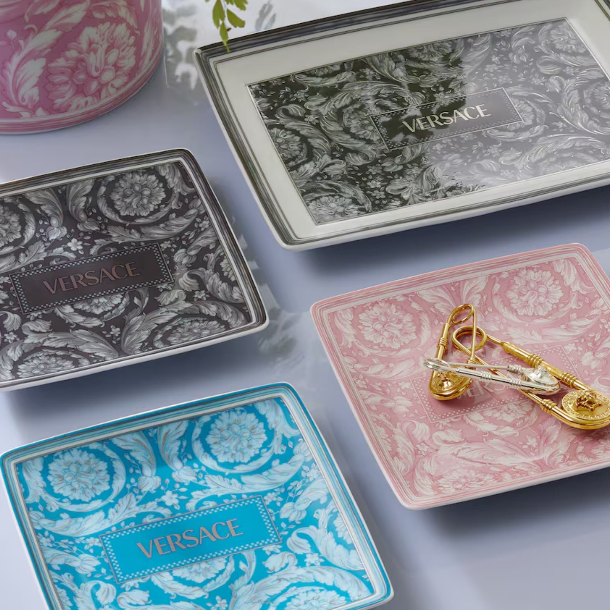 Assiette carrée Barocco Rose de Versace Home