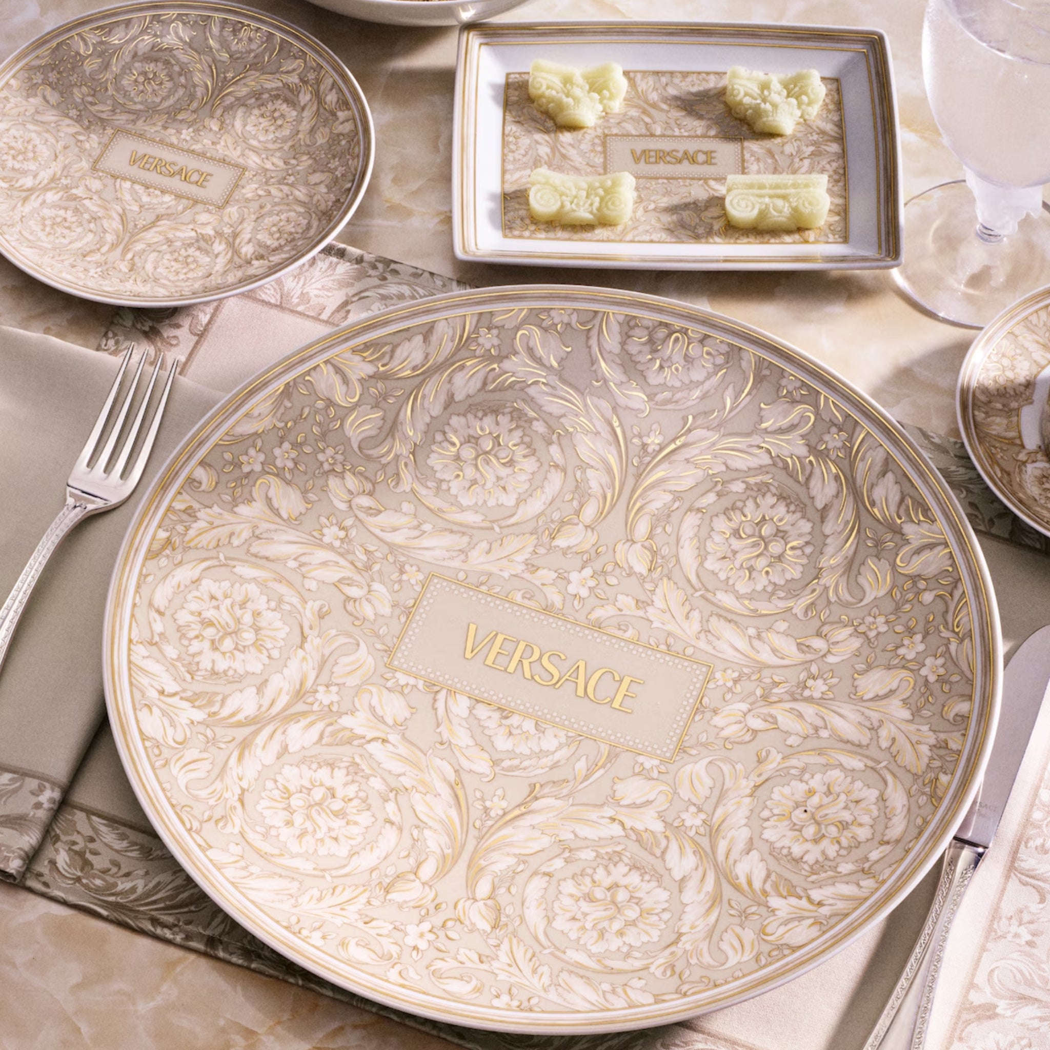 Assiette de service Barrocco beige de Versace Home
