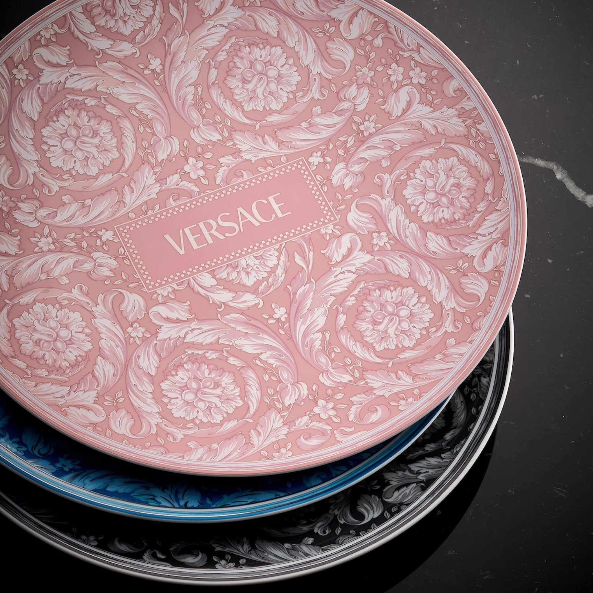 Assiette de service Barocco Rose de Versace Home
