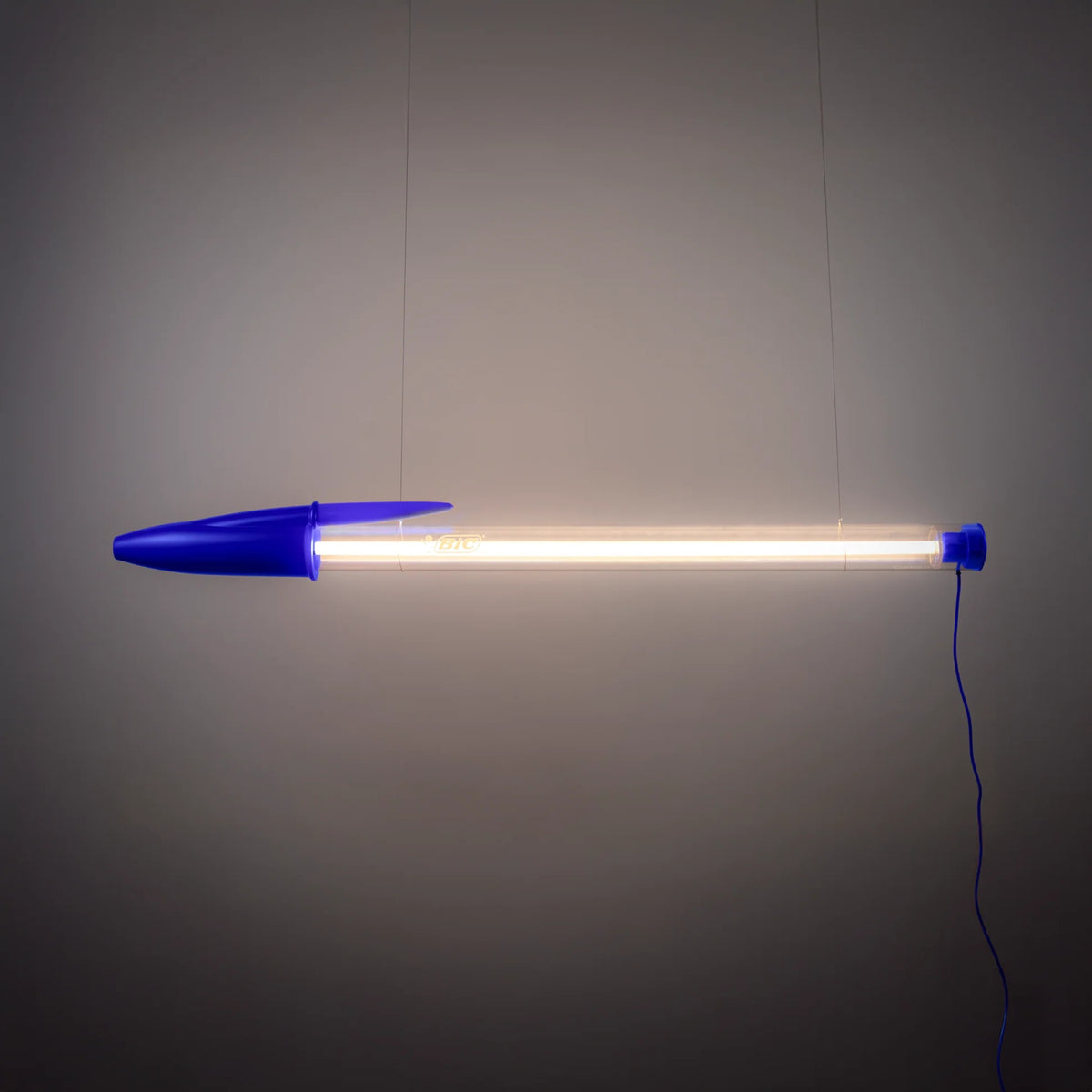 Lampe BIC bleue de Seletti