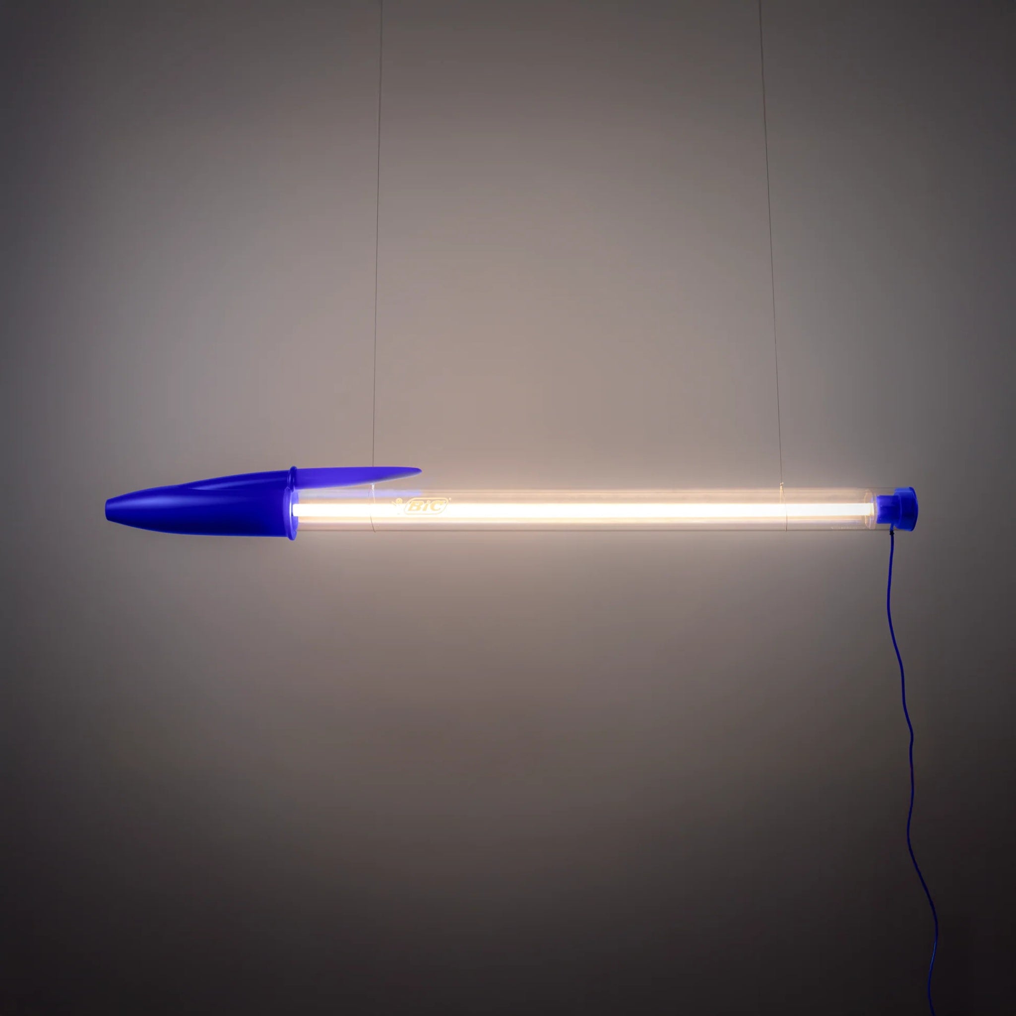 Lampe BIC bleue de Seletti