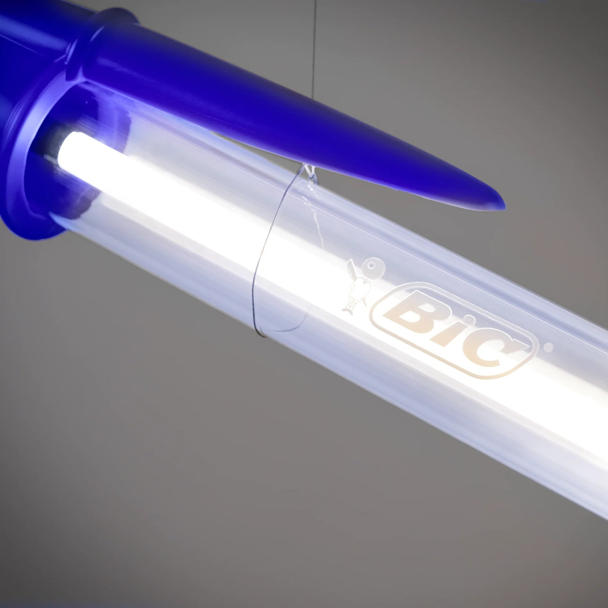 Lampe BIC bleue de Seletti