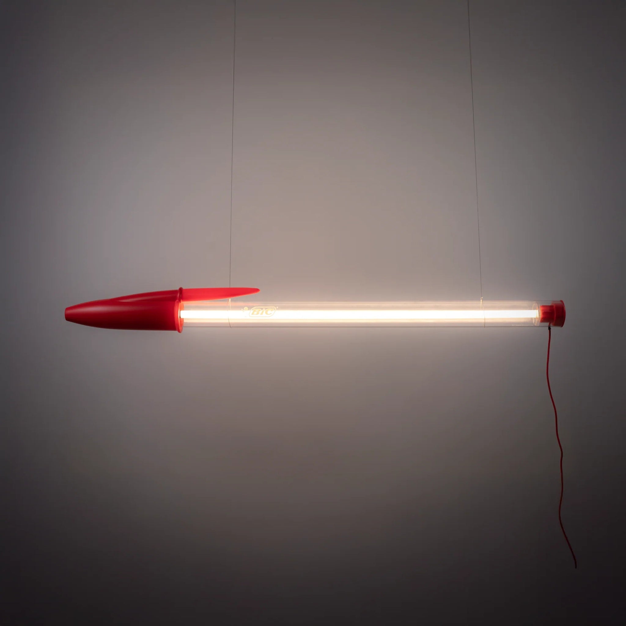 Lampe BIC rouge de Seletti