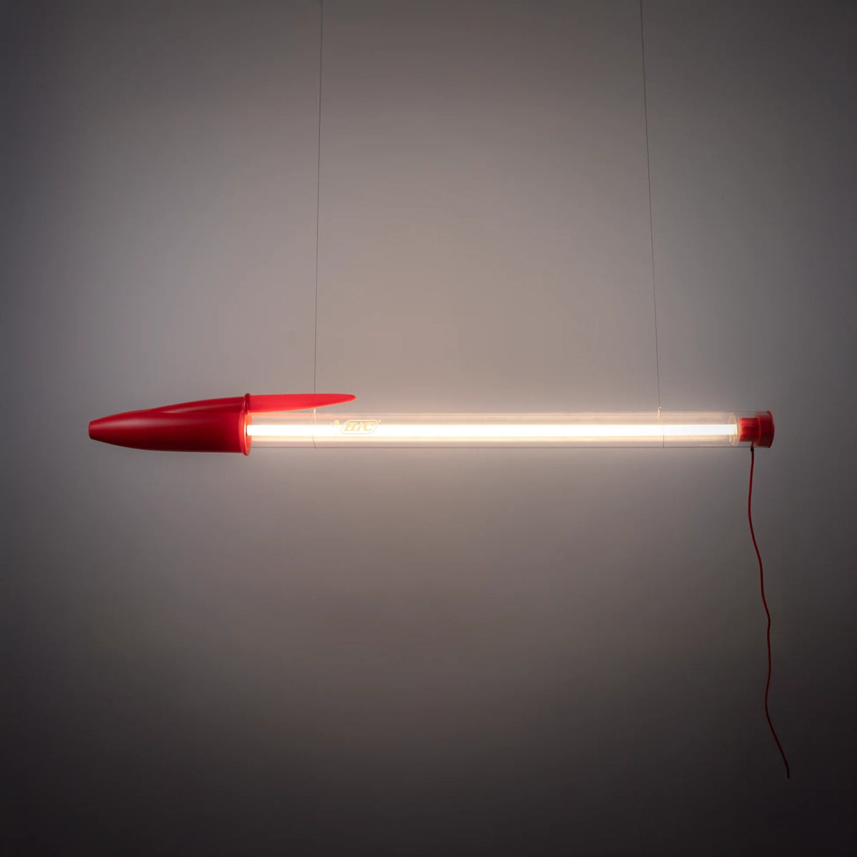 Lampe BIC rouge de Seletti
