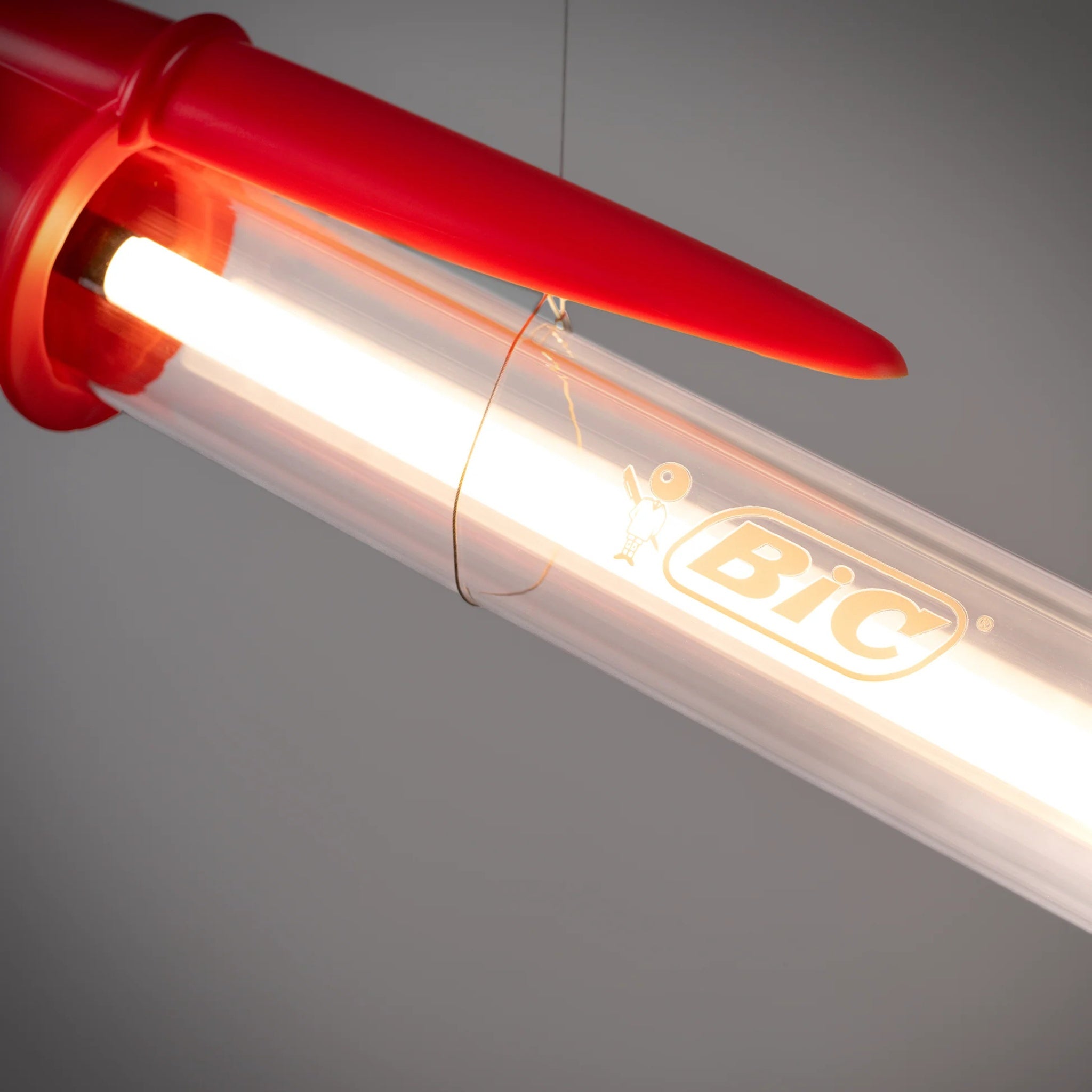 Lampe BIC rouge de Seletti
