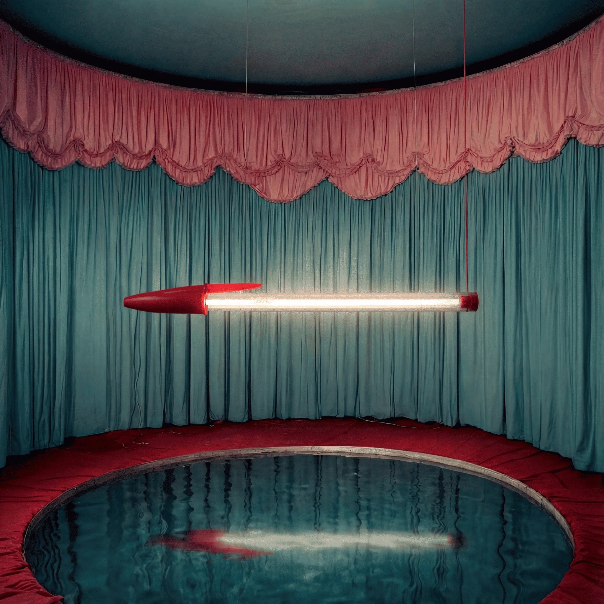 Lampe BIC rouge de Seletti