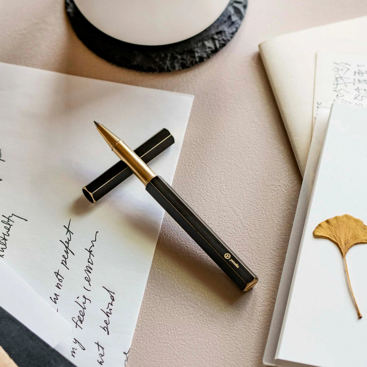 Stylo roller Classic Revolve noir de YStudio