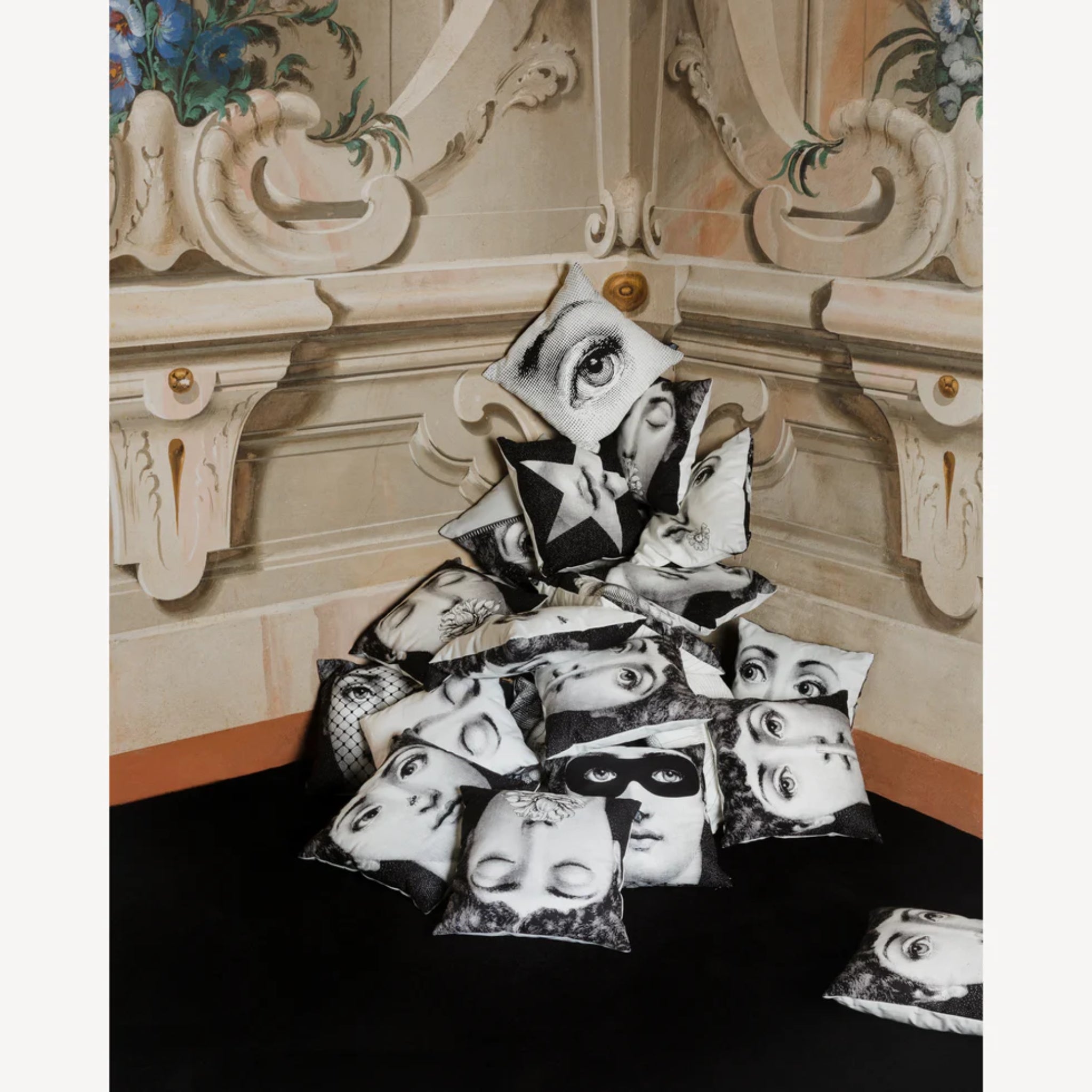 Coussin Fornasetti Tema e Variazioni n.397 de Fornasetti | Maison Territo