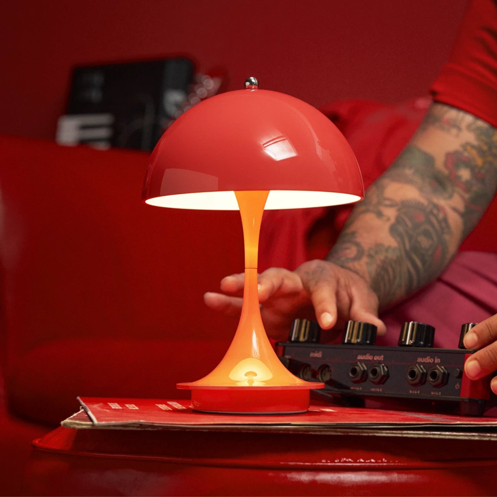 Lampe de table opaque coral Panthella 160 de Louis Poulsen