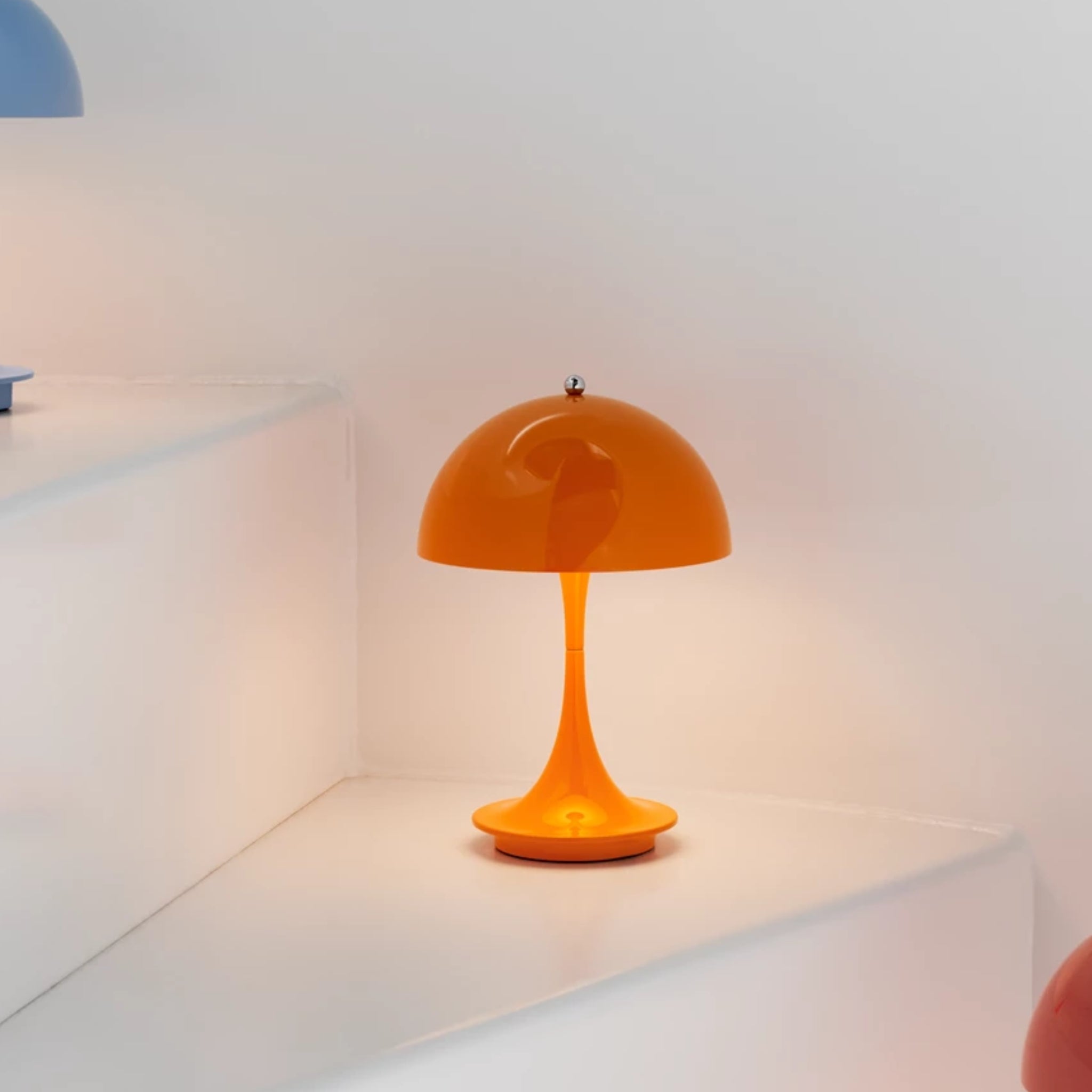 Lampe de table opaque orange Panthella 160 de Louis Poulsen