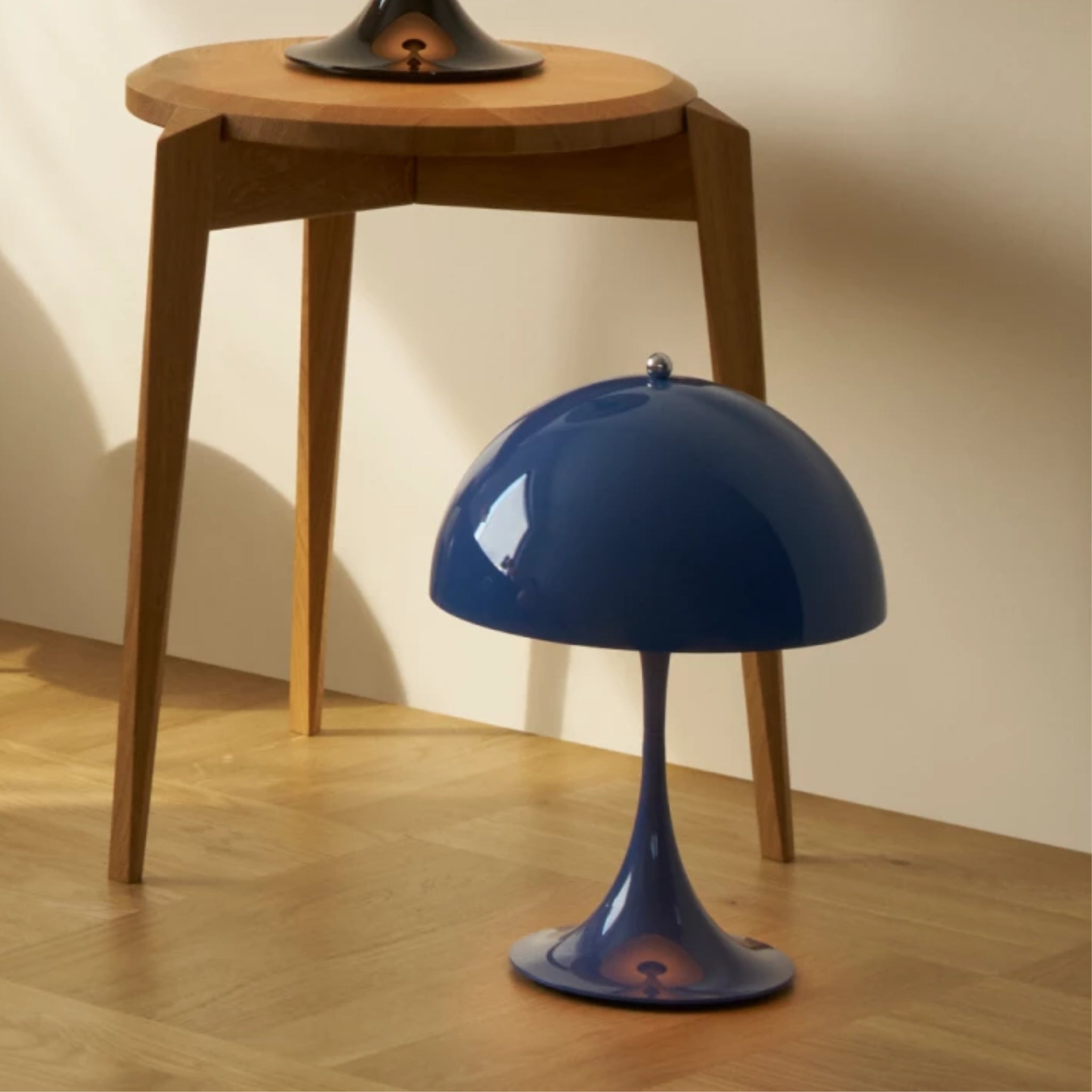 Lampe de table opaque indigo blue Panthella 250 de Louis Poulsen