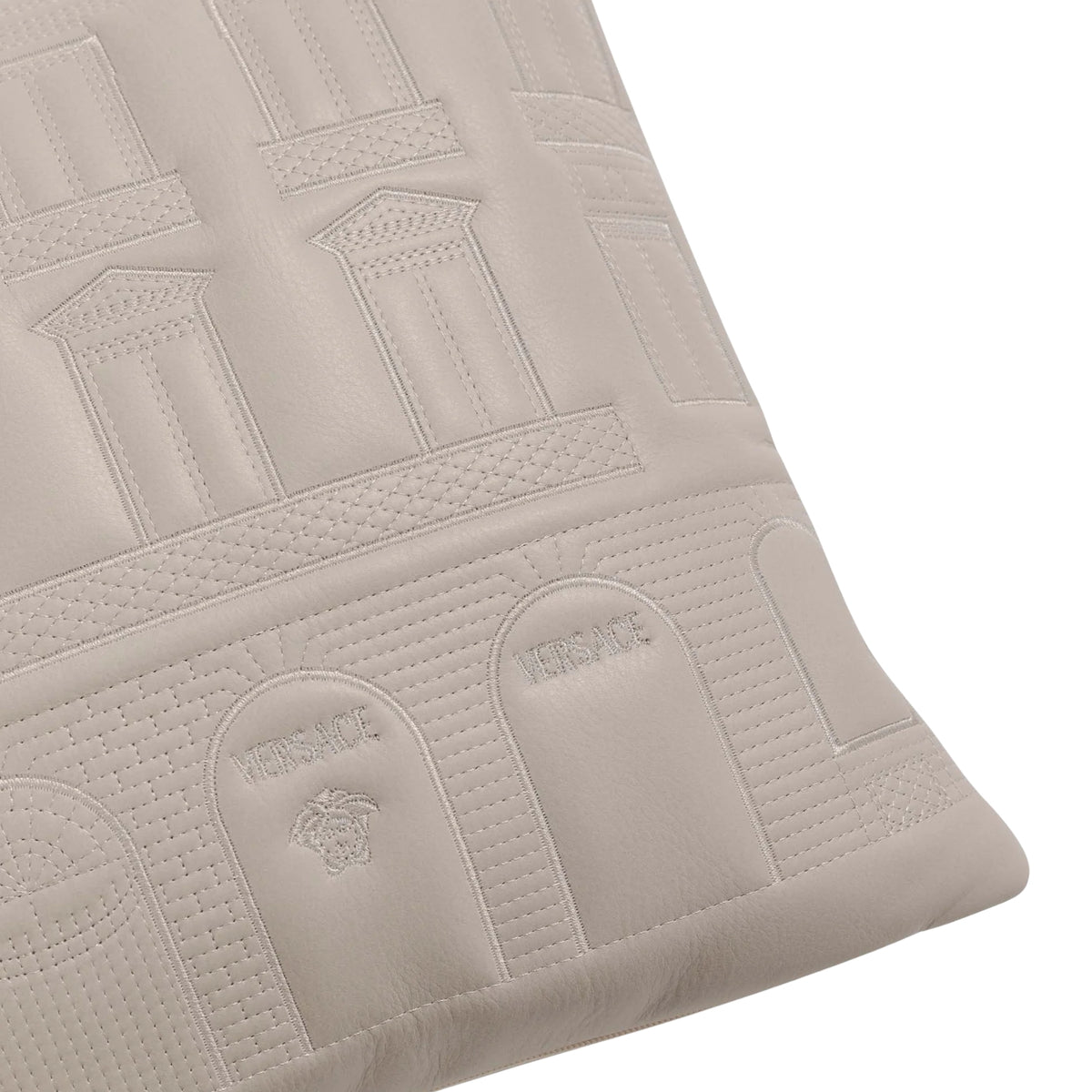 Coussin N°12 cuir gris pâle de Versace Home
