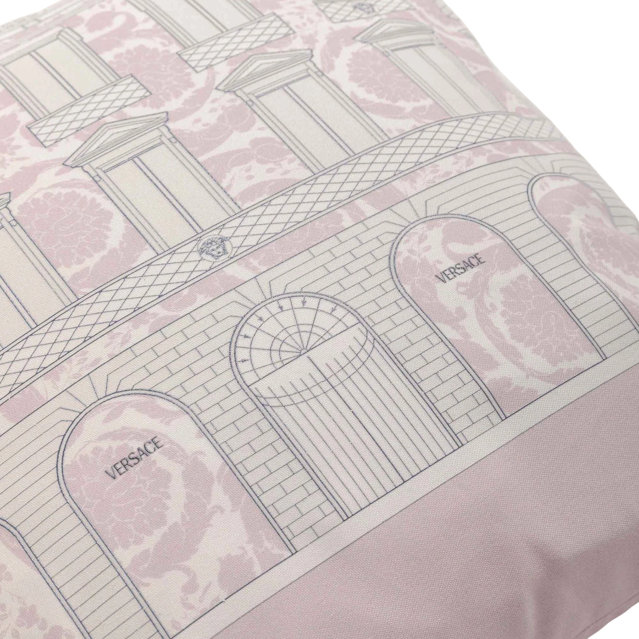 Coussin N°12 imprimé rose de Versace Home