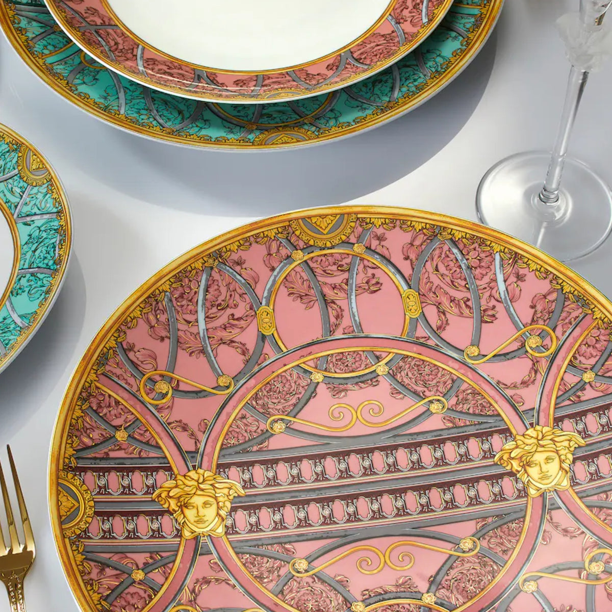 Assiette de service Scala del Palazzo Rosa de Versace Home