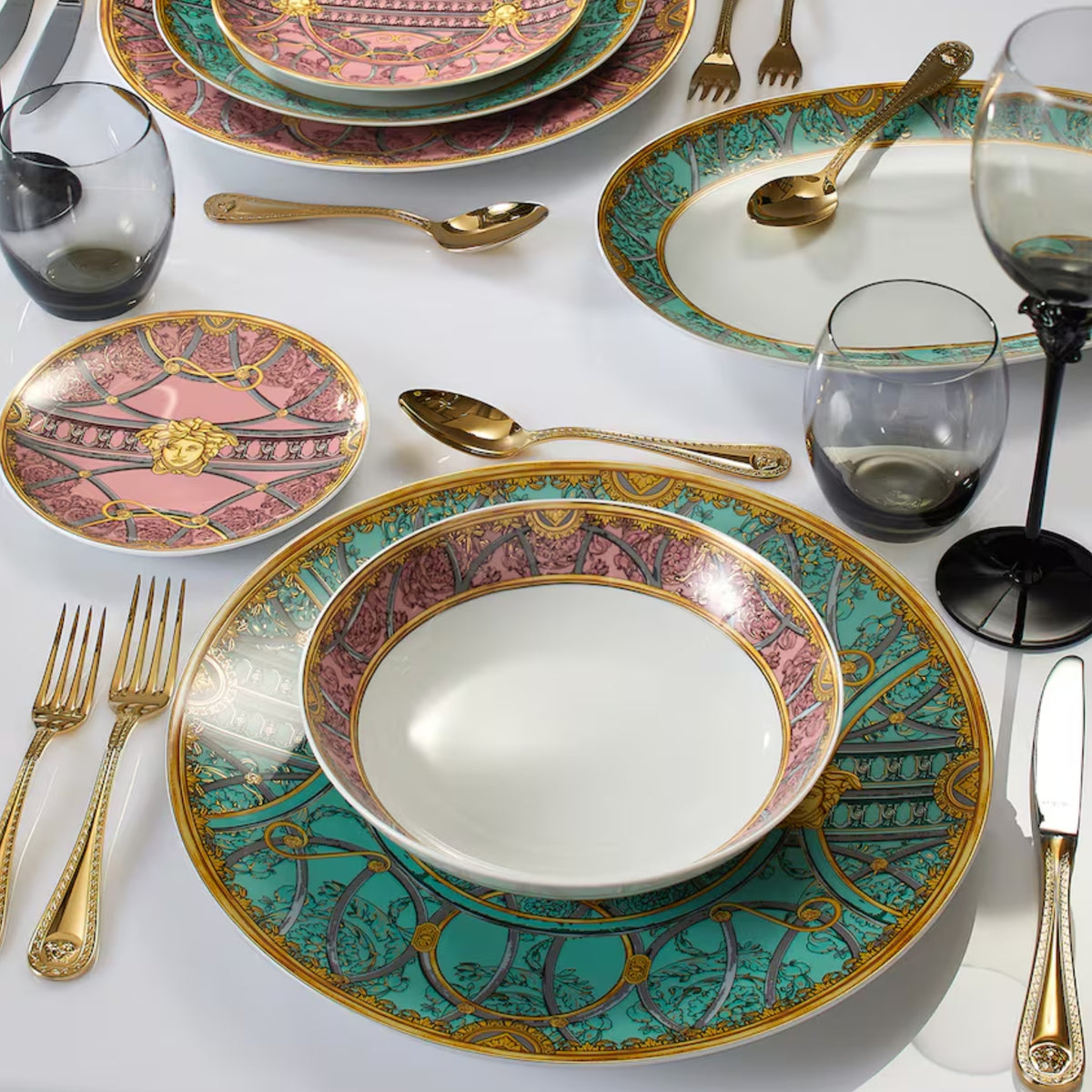 Assiette creuse Scala del Palazzo Rosa de Versace Home