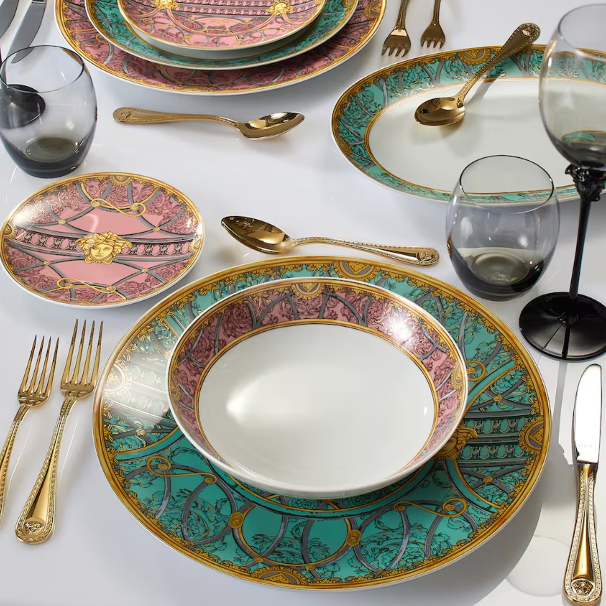 Assiette creuse Scala del Palazzo Rosa de Versace Home