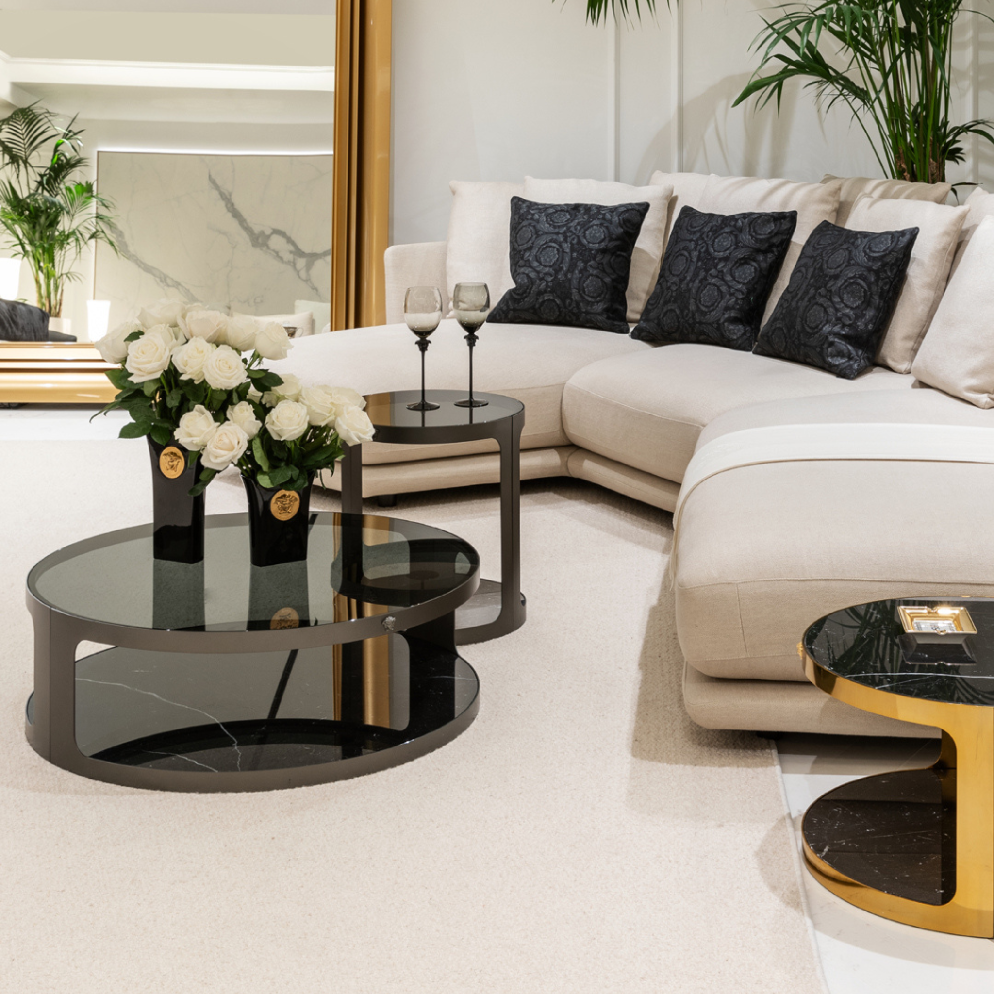 Medallion coffee table by Versace Home | Maison Territo Medallion coffee table by Versace Home | Maison Territo