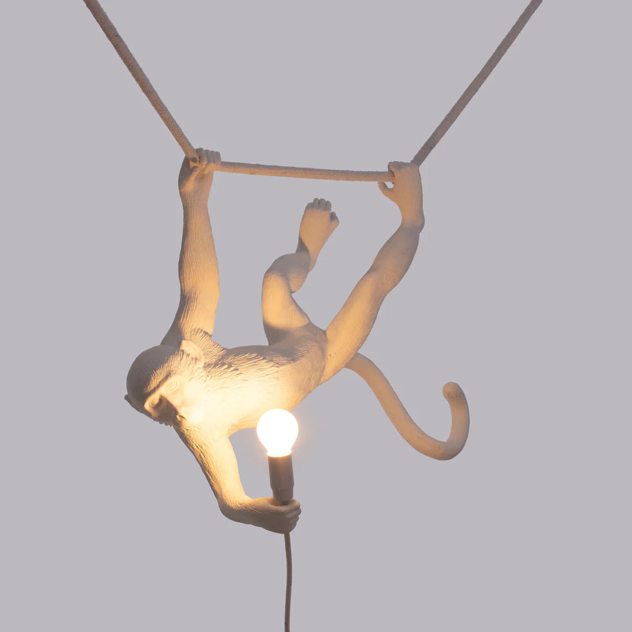 Lampe The Monkey Swing blanche de Seletti