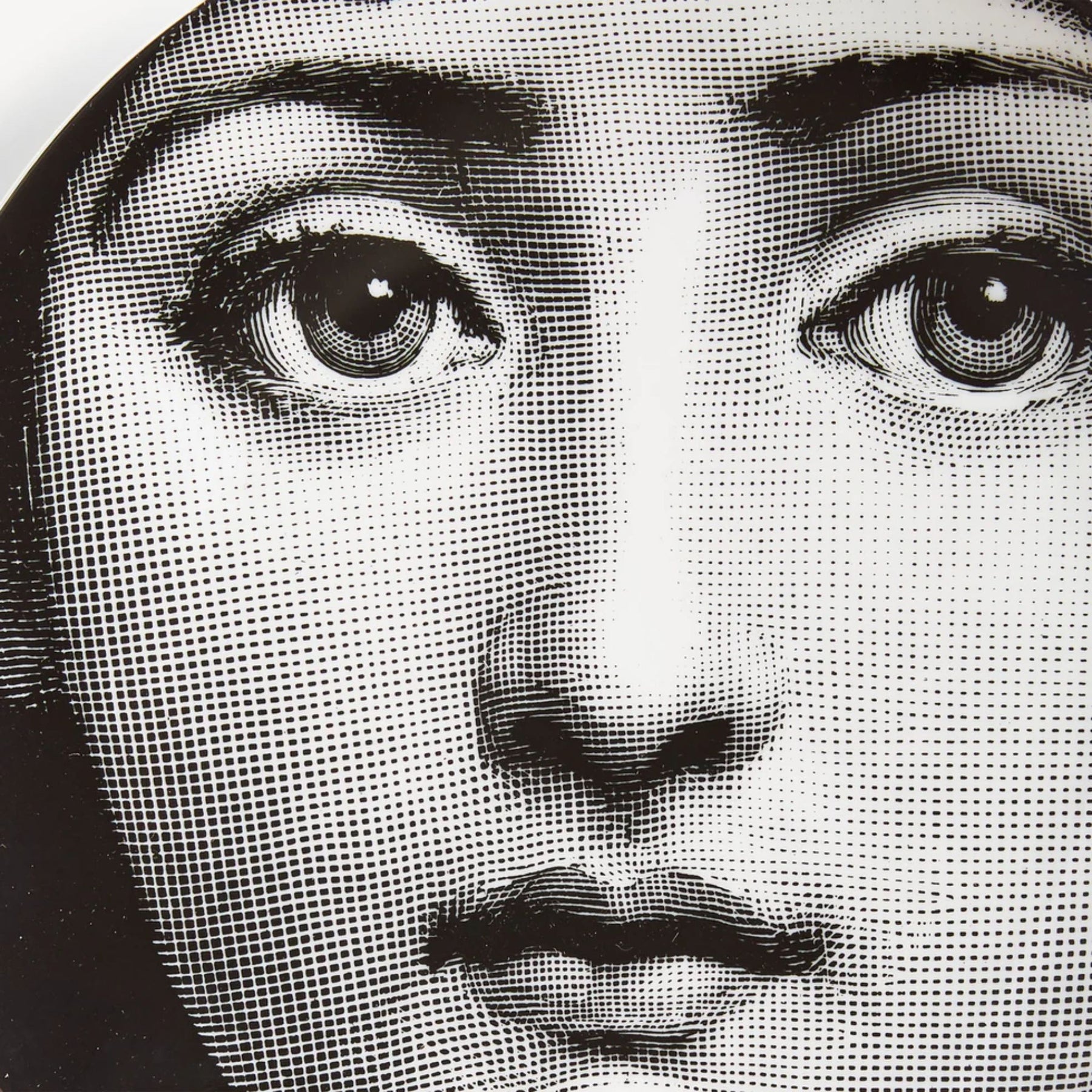 Assiette murale Fornasetti Tema e Variazioni n.1 de Fornasetti | Maison Territo