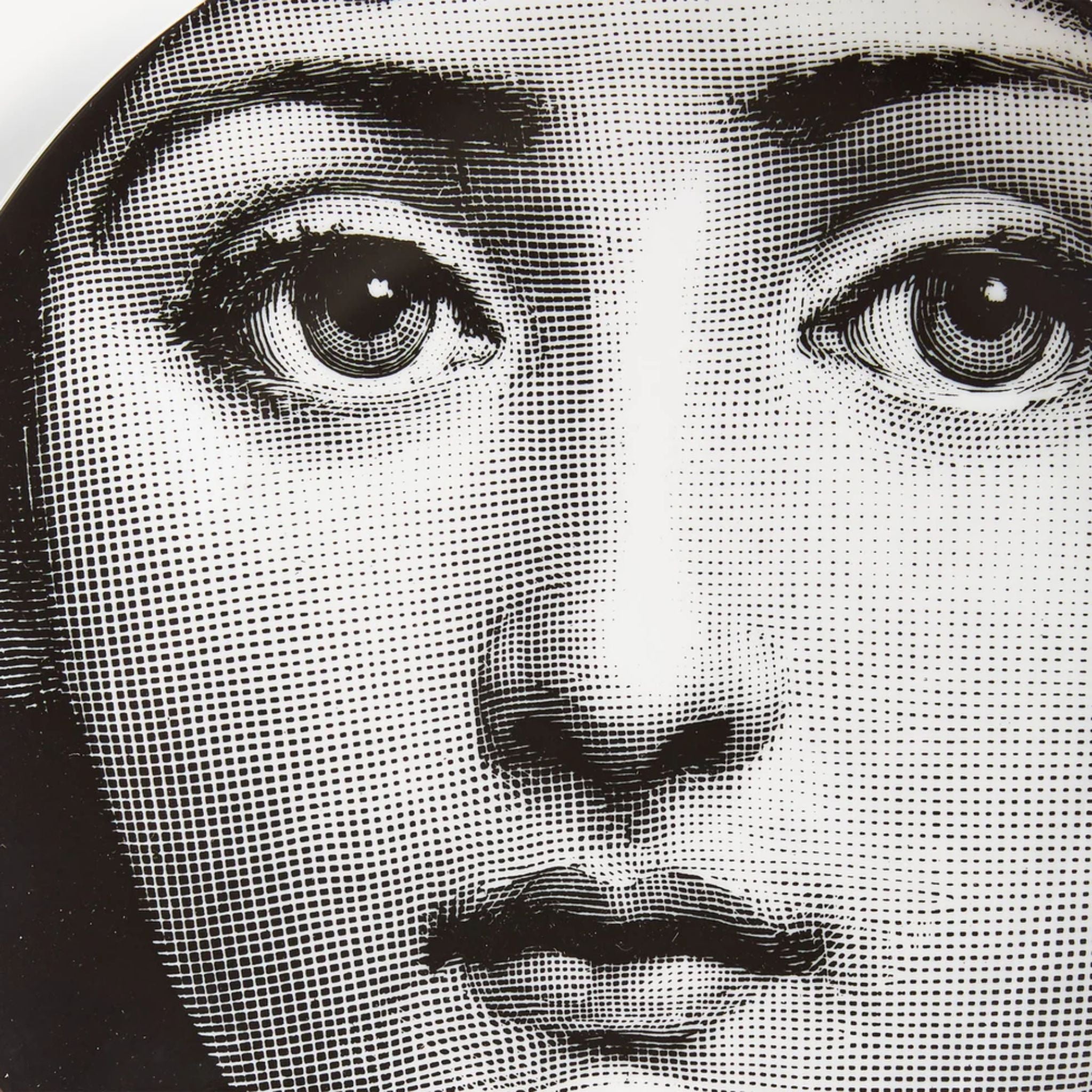 Assiette murale Fornasetti Tema e Variazioni n.1 de Fornasetti | Maison Territo