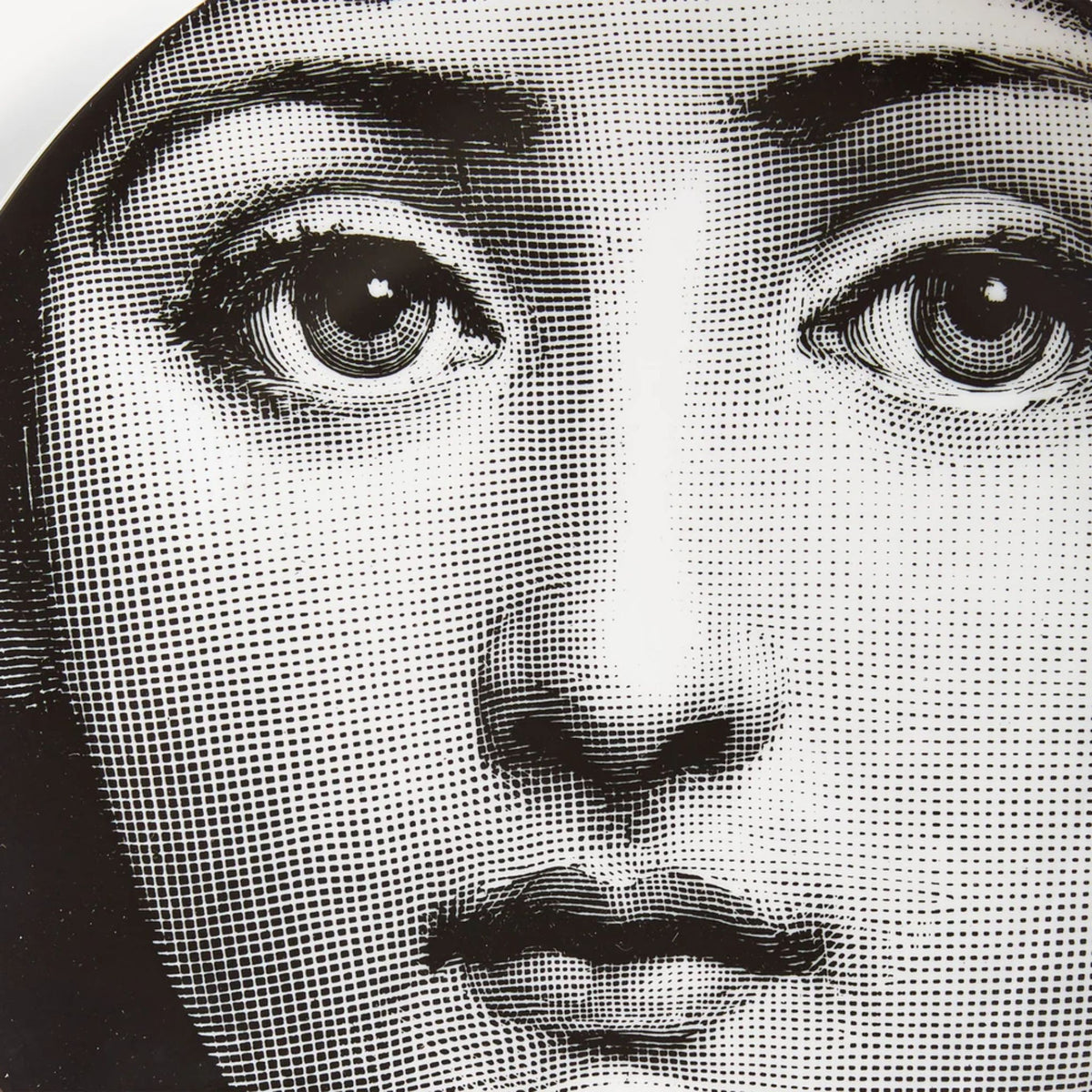 Assiette murale Fornasetti Tema e Variazioni n.1 de Fornasetti | Maison Territo