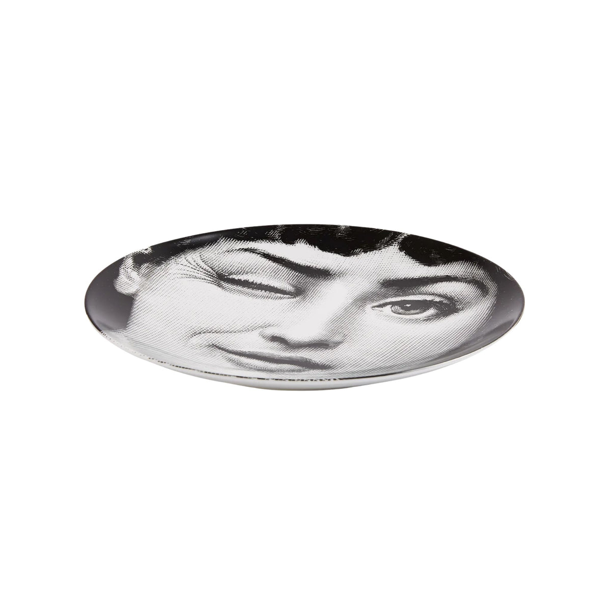 Assiette murale Fornasetti Tema e Variazioni n.130 de Fornasetti | Maison Territo