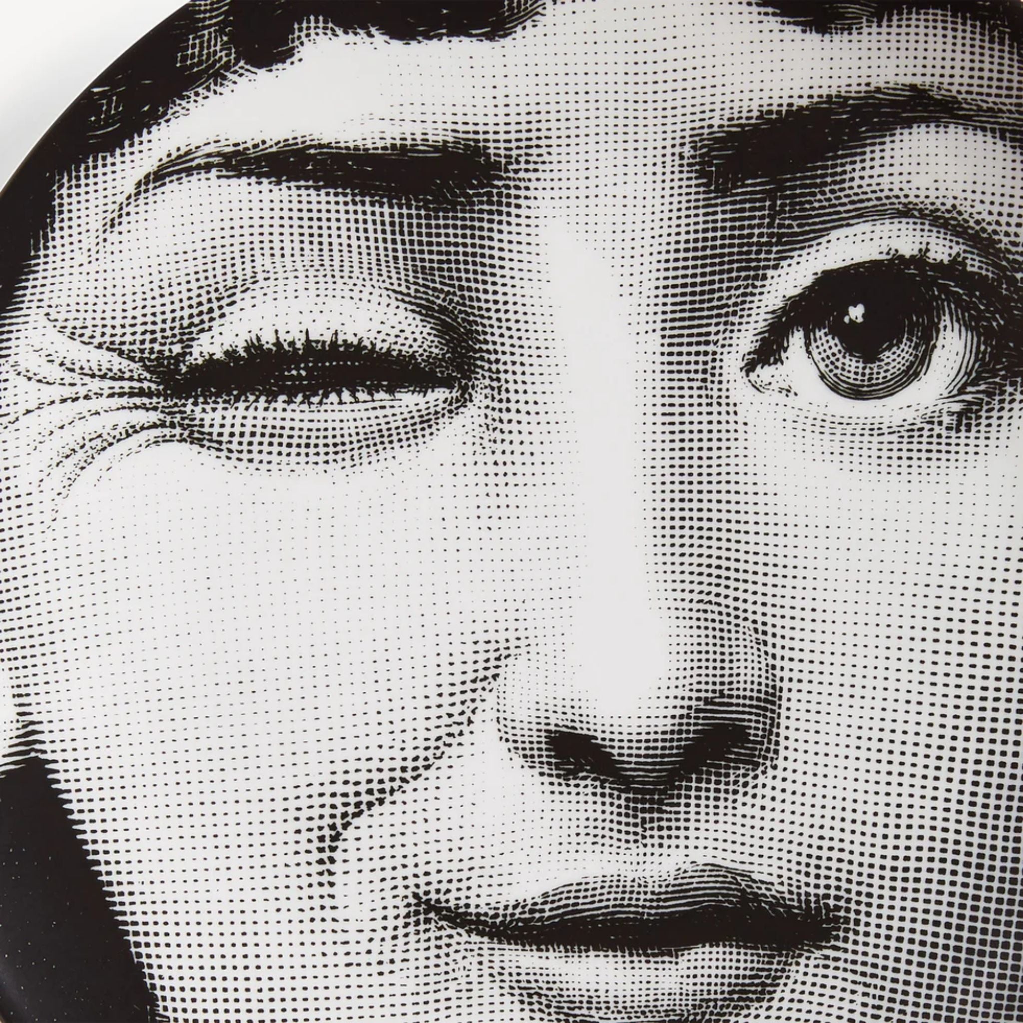 Assiette murale Fornasetti Tema e Variazioni n.130 de Fornasetti | Maison Territo