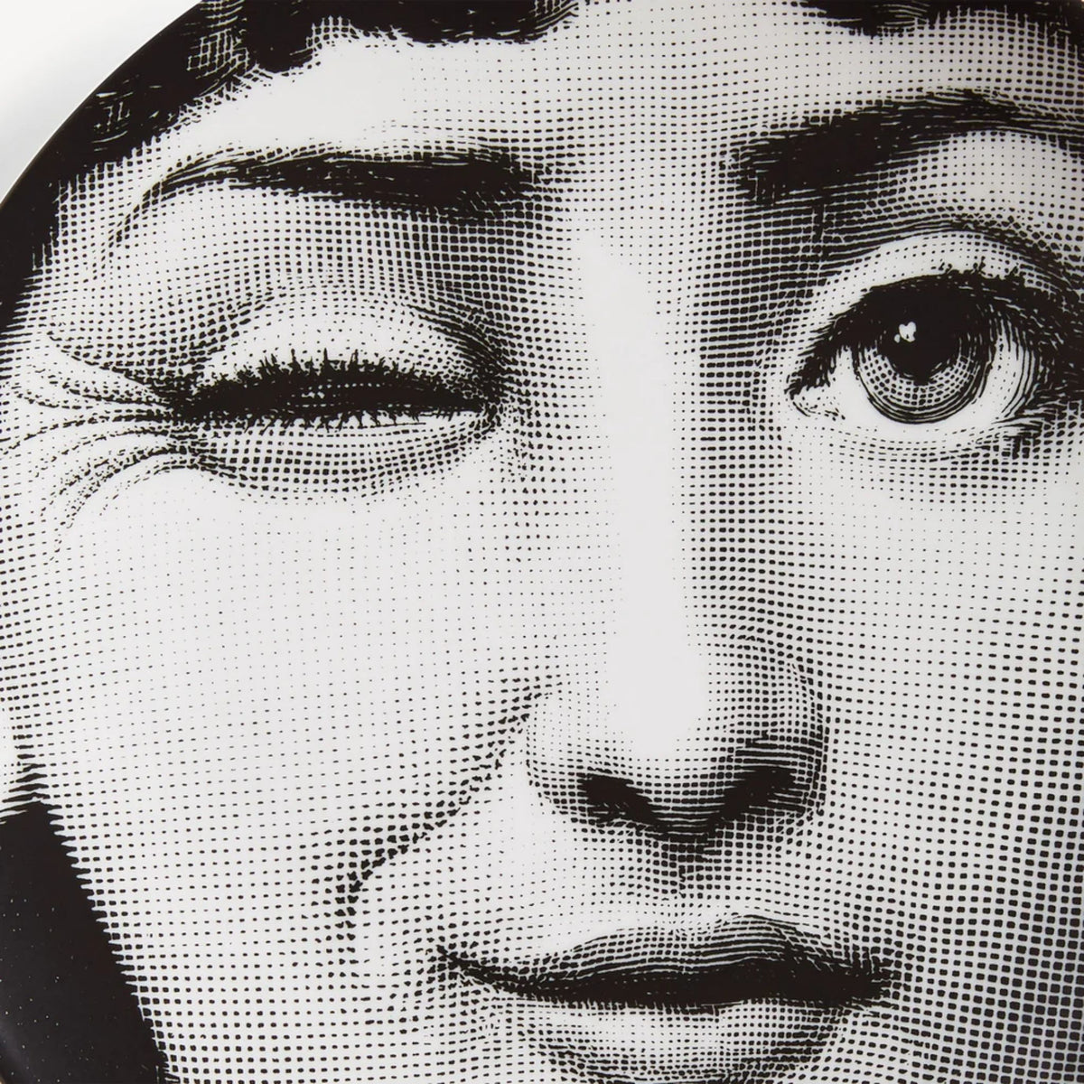 Assiette murale Fornasetti Tema e Variazioni n.130 de Fornasetti | Maison Territo