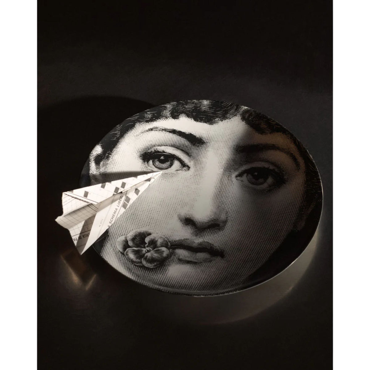 Assiette murale Fornasetti Tema e Variazioni n.137 de Fornasetti | Maison Territo