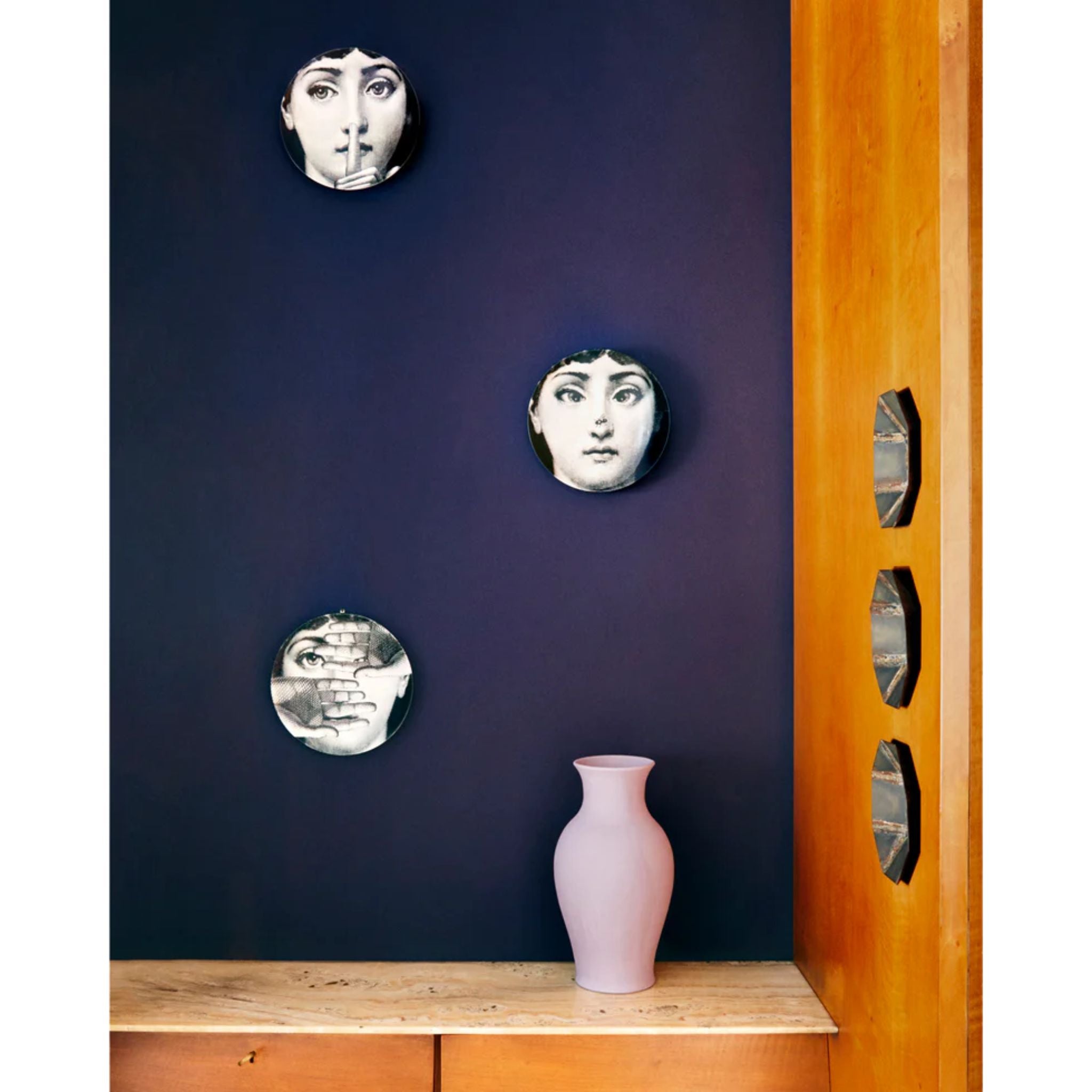 Assiette murale Fornasetti Tema e Variazioni n.154 de Fornasetti | Maison Territo