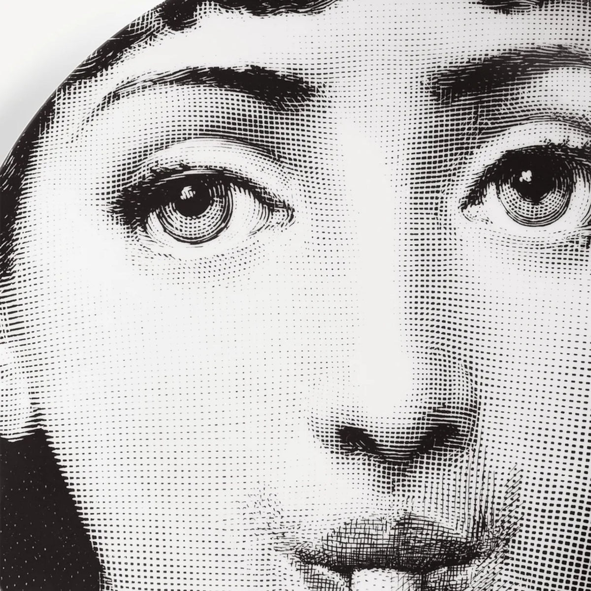 Assiette murale Fornasetti Tema e Variazioni n.178 de Fornasetti | Maison Territo