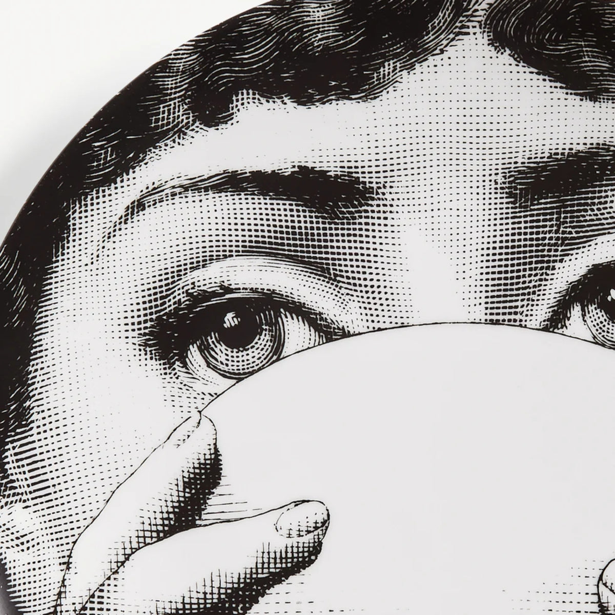 Assiette murale Fornasetti Tema e Variazioni n.191 de Fornasetti | Maison Territo
