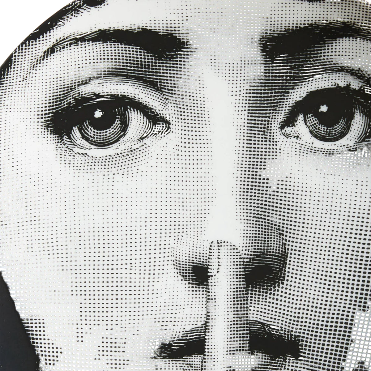 Assiette murale Fornasetti Tema e Variazioni n.334 de Fornasetti | Maison Territo