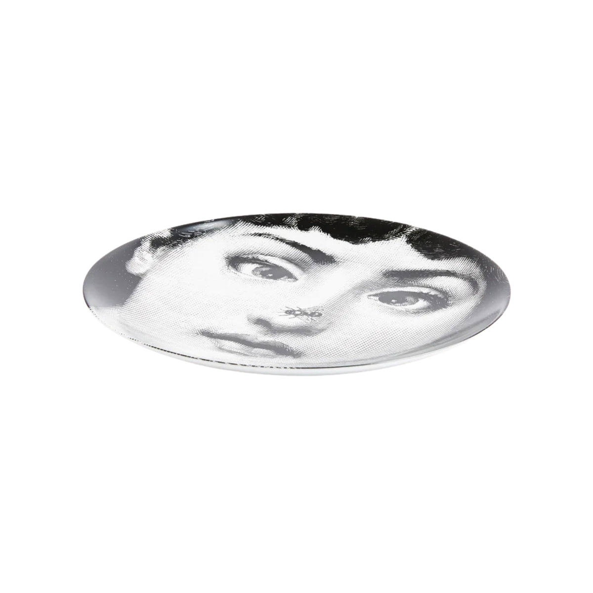 Assiette murale Fornasetti Tema e Variazioni n.363 de Fornasetti | Maison Territo