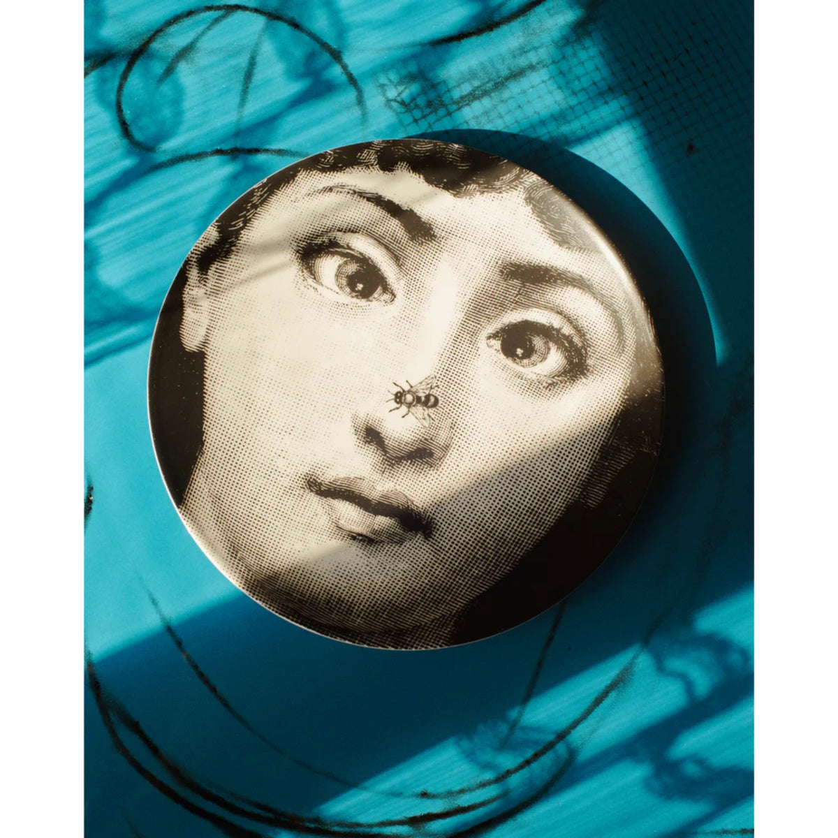 Assiette murale Fornasetti Tema e Variazioni n.363 de Fornasetti | Maison Territo