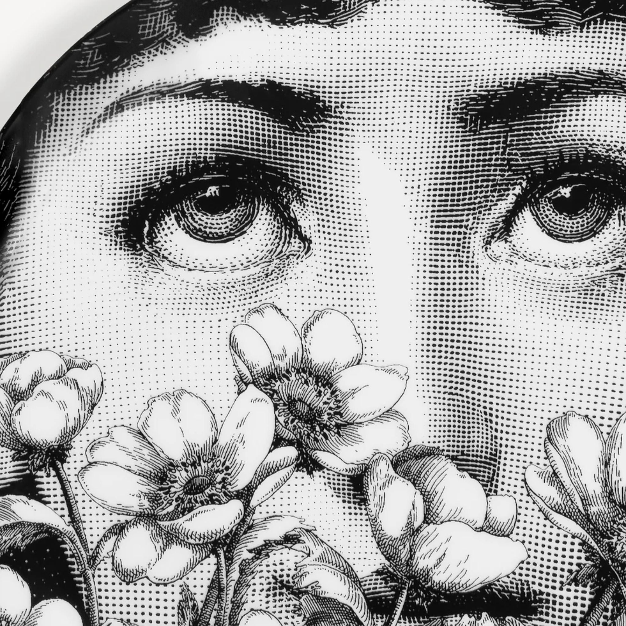 Assiette murale Fornasetti Tema e Variazioni n.410 de Fornasetti | Maison Territo