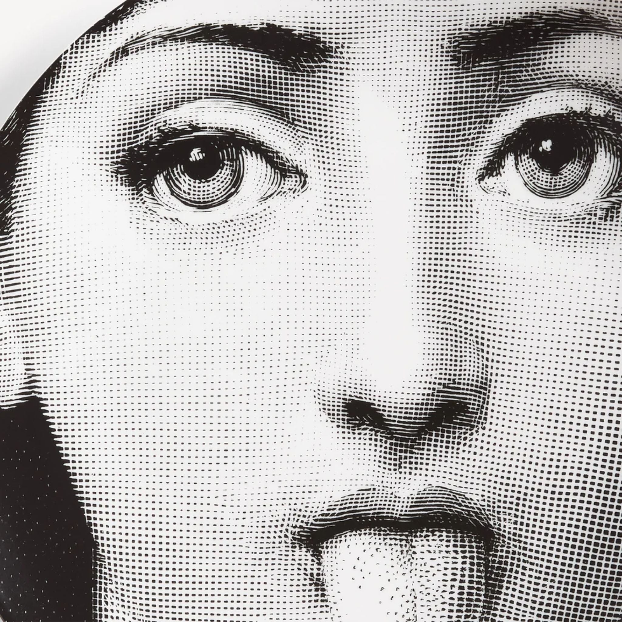 Assiette murale Fornasetti Tema e Variazioni n.82 de Fornasetti | Maison Territo